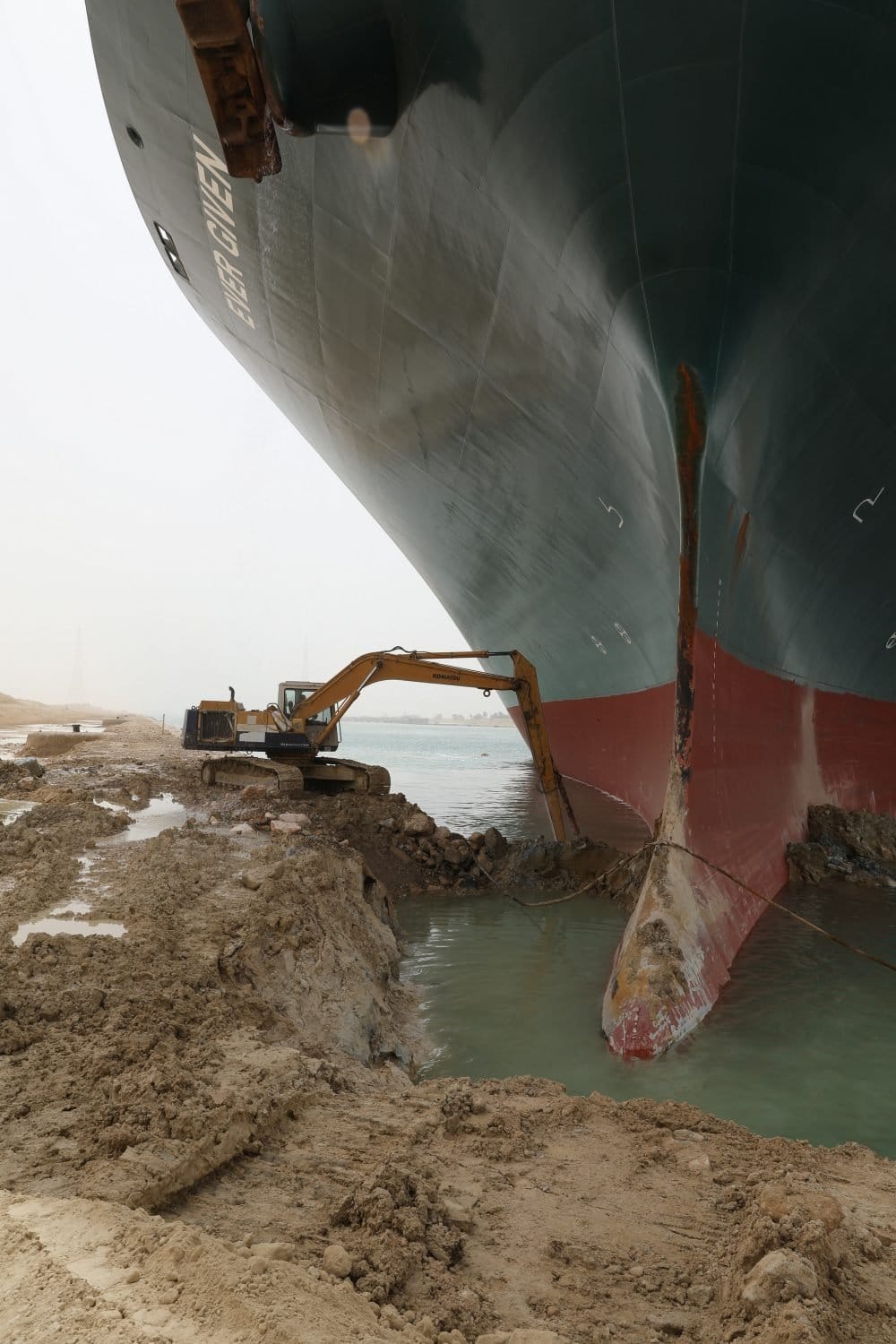 Hopes and memes rest on 'tiny' excavator digging out Suez Canal ship - National | Globalnews.ca