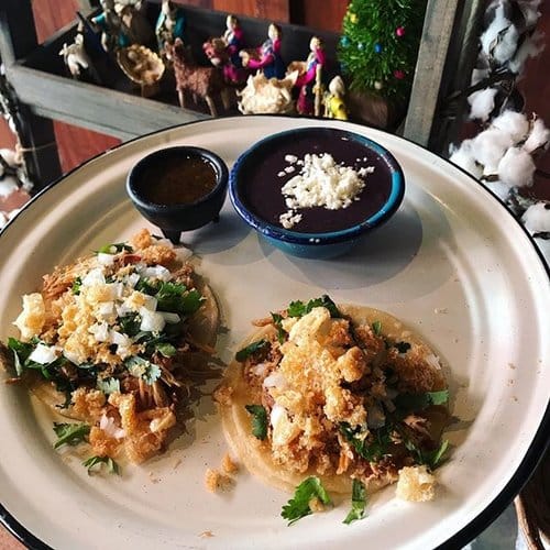 A good day to have pork carnitas tacos with crunchy pork rinds on top! ð#ComidaCorrida #MomsCookBest #MexicoCityInHouston